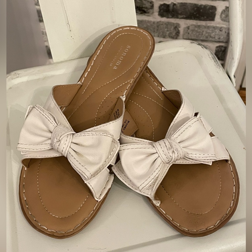 Sanoma white 9 1/2M sandal with. a bow